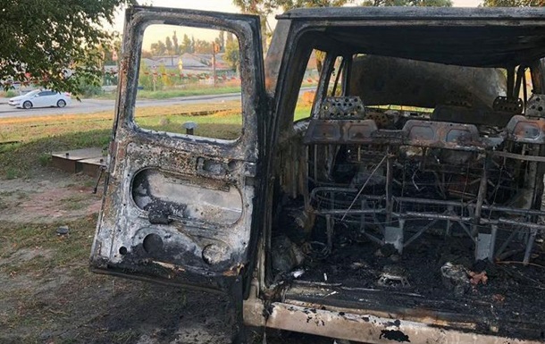 В Киеве сгорел фургон: его подожгли неизвестные в масках