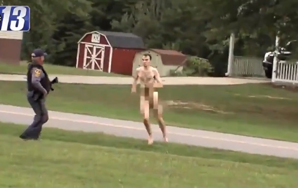 Бегущий голый преступник был снят на видео