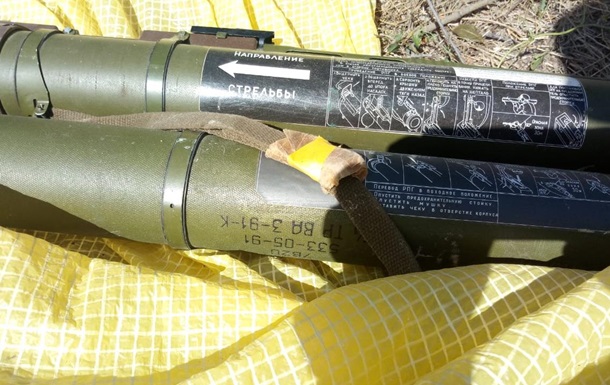На Донбасі біля пункту пропуску знайшли схованку з гранатометами