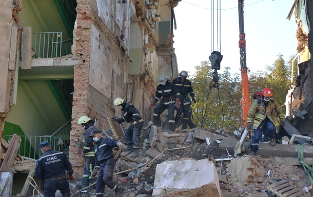 Под руинами в Дрогобыче нашли тела восьми погибших