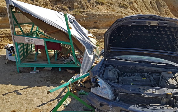 У Криму автомобіль впав з обриву на пляжний намет