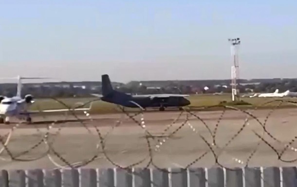 В аэропорту Киев сел военный самолет