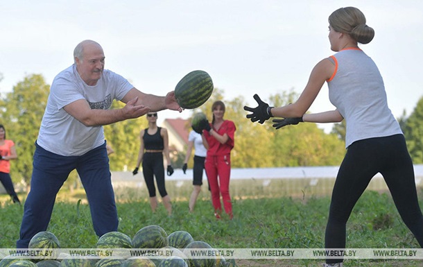 Після зустрічі з Болтоном Лукашенко збирав кавуни з дівчатами