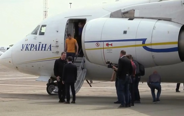 Літак зі звільненими українцями сів у Києві