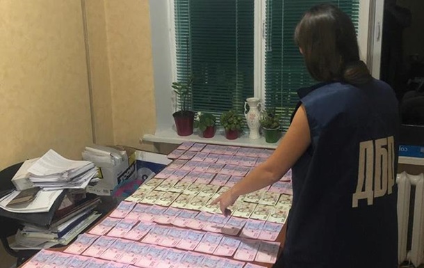 Двох чиновників затримали за 30 хабарів на мільйони гривень