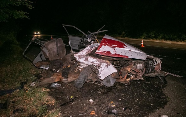 Смертельна ДТП під Києвом: авто розірвало на дві частини, загинули чоловік і жінка
