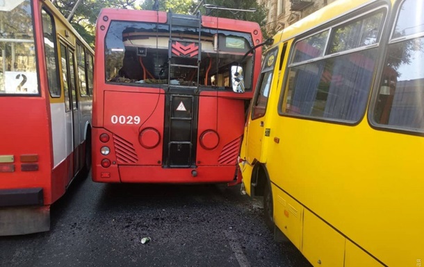 В Одессе маршрутка врезалась в троллейбус, есть раненые