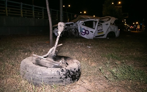 В Киеве легковушка снесла столб, есть пострадавшие