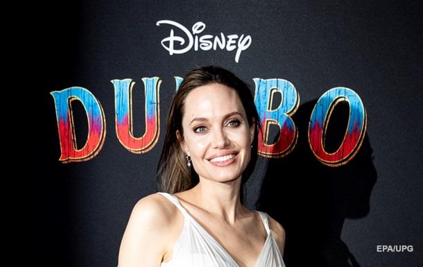 Анджелина Джоли усыновит седьмого ребенка