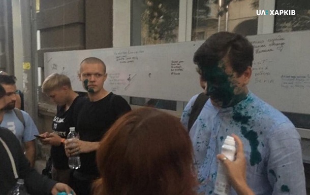 У Харкові напали на ЛГБТ лекцію: екс-нардепа облили зеленкою