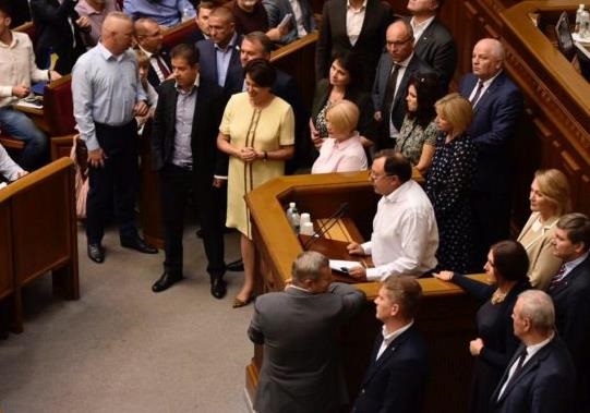 Эпичное заседание: виртуозно падающая на колени Геращенко влипла в новый скандал