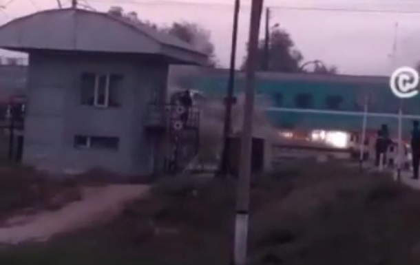 В Казахстане поезд протаранил автобус