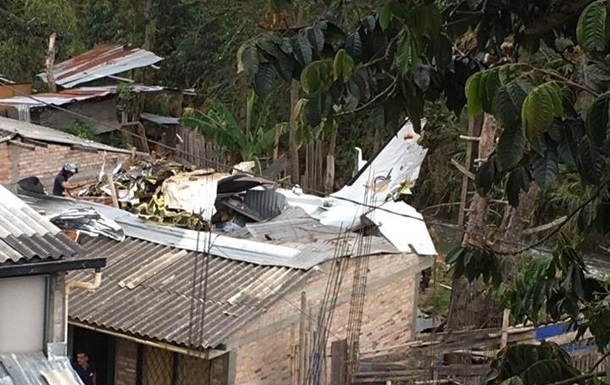 Семеро людей загинули внаслідок падіння літака у Колумбії