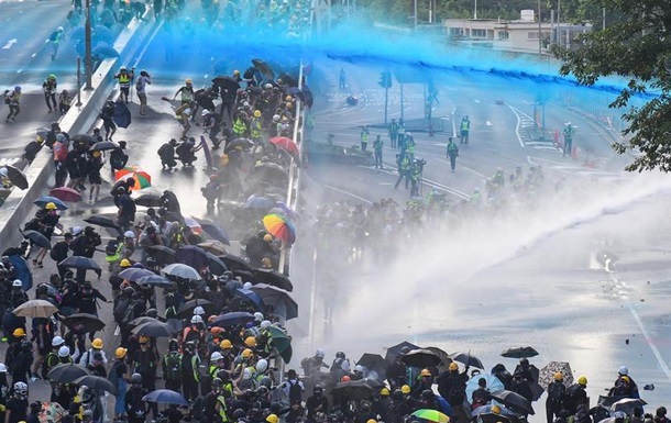 Гонконг:  коктейлі Молотова  проти сльозогінного газу і водометів