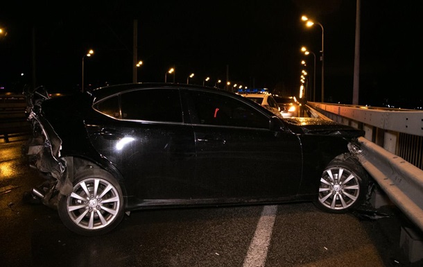 В Киеве на мосту Hyundai протаранил Lexus: трое пострадавших
