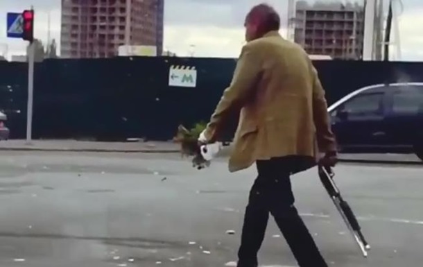 В Киеве заметили мужчину с ружьем и букетом цветов