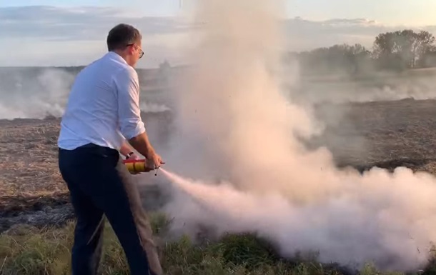 Львівський губернатор особисто гасив палаючу траву з вогнегасника