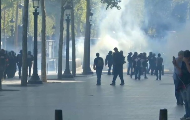 У Парижі застосували газ проти протестувальників