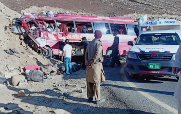 У Пакистані автобус врізався в пагорб: 26 жертв