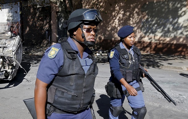 В ЮАР полиция застрелила девятерых подозреваемых в ограблении