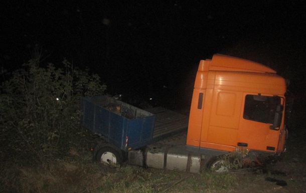 На Київщині вантажівка зіткнулася з мікроавтобусом через трактор