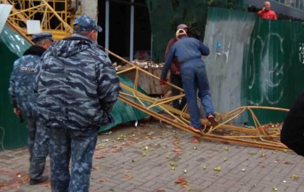 У центрі Києва впав будівельний кран