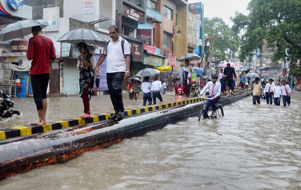 В Індії понад 70 людей загинули через сильні зливи