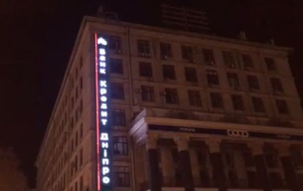 У центрі Києва чоловік погрожував зістрибнути з даху