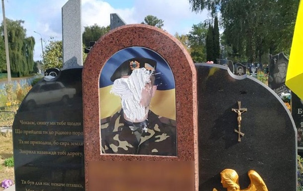 У Чернігівській області спіймали вандала, який осквернив могили воїнів АТО