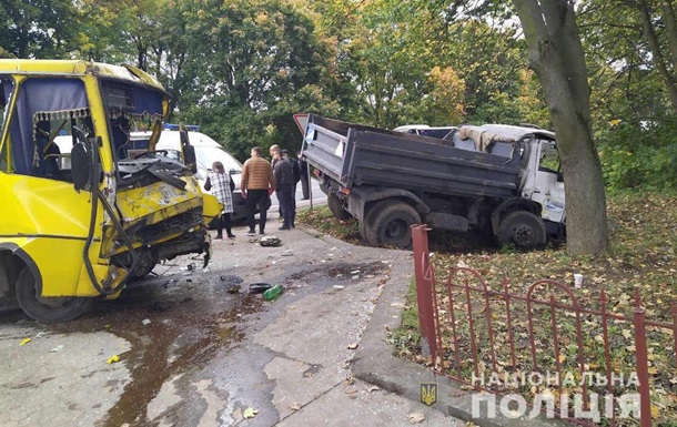 Піді Львовом зіткнулися вантажівка і маршрутка: 10 постраждалих