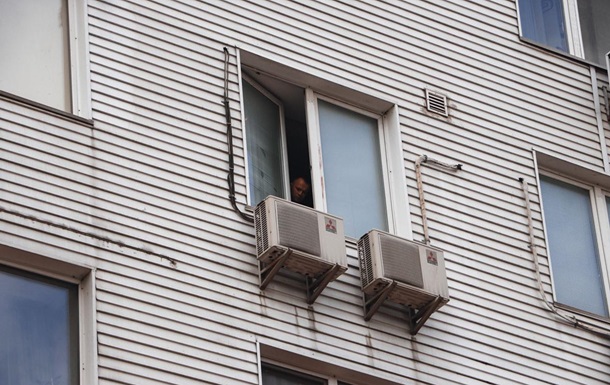 В Киеве женщина выбросилась из окна на глазах у сына