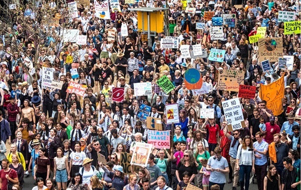 Тысяча экоактивистов перекрыли движение в центре Берлина