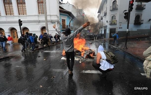 Протестующие в Эквадоре тяжело ранили телеведущего