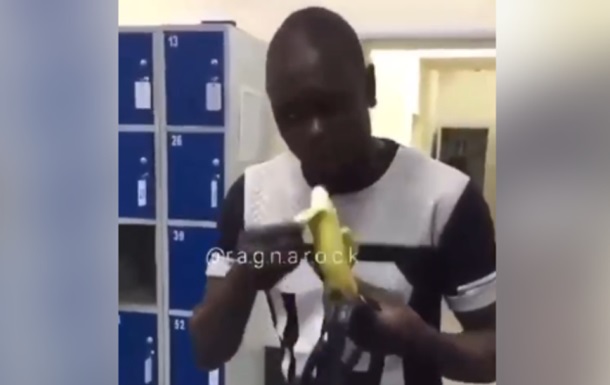 Киянин вдарив і змусив африканця з їсти банан