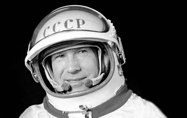 Леонов - перший у відкритому космосі. Як це було