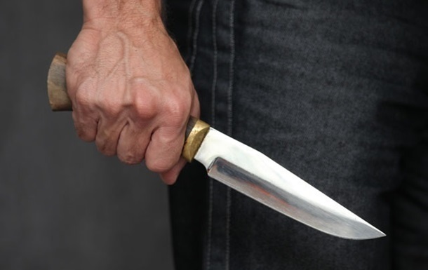 У Чернівцях пенсіонер з ножем напав на гостей застілля, є жертва