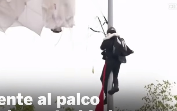 В Іспанії під час параду парашутист повис на стовпі