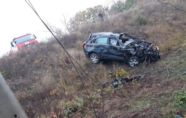 У Кіровоградській області автомобіль злетів з моста і потрапив під поїзд