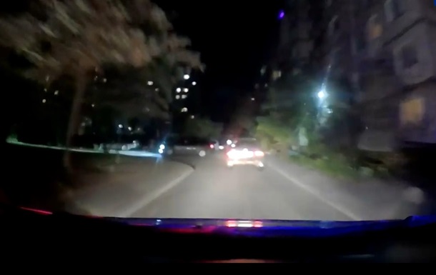 Пьяный водитель в Сумах 30 метров тянул копа за машиной