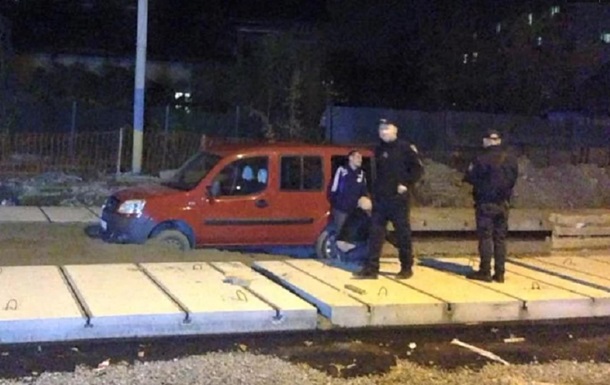Во Львове пьяный водитель застрял в свежем бетоне