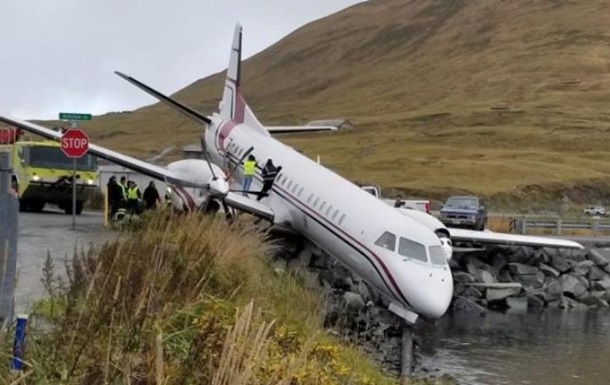 На Алясці літак з пасажирами завис над водою