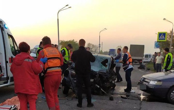 У Дніпрі зіткнулися чотири автомобілі, загинув поліцейський