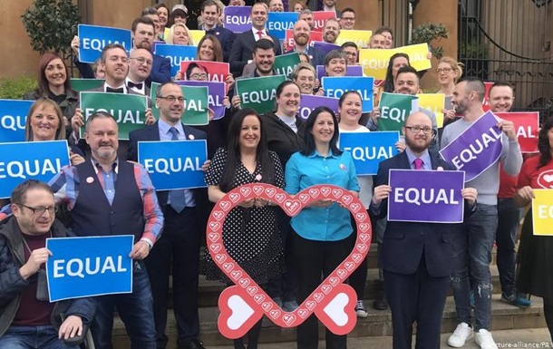 Північна Ірландія легалізувала одностатеві шлюби і аборти