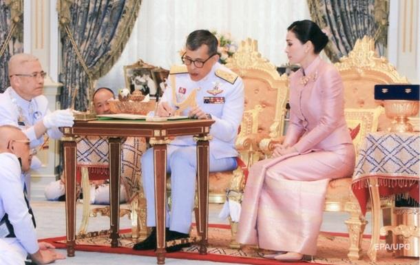  Занадто високі амбіції : король Таїланду позбавив титулів свою дружину