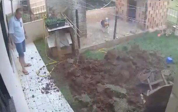 Мужчина взорвал свой газон, пытаясь убить тараканов