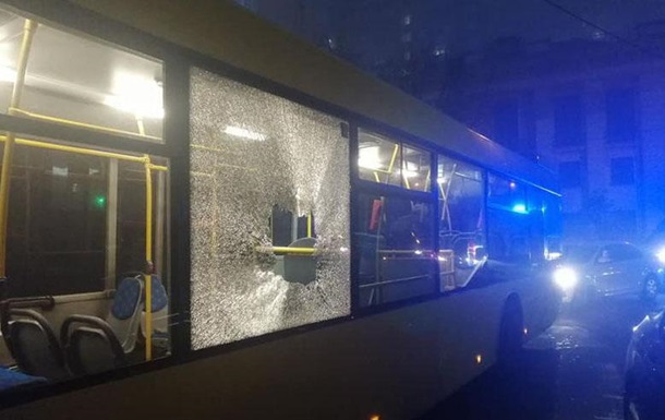 У Києві автобуси футбольних фанів закидали камінням