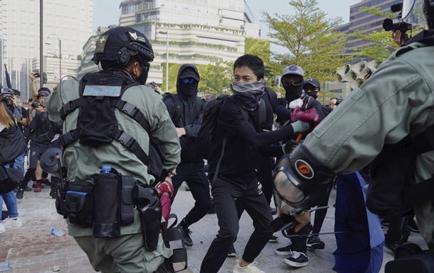 У Гонконзі знову сутички між поліцією та демонстрантами