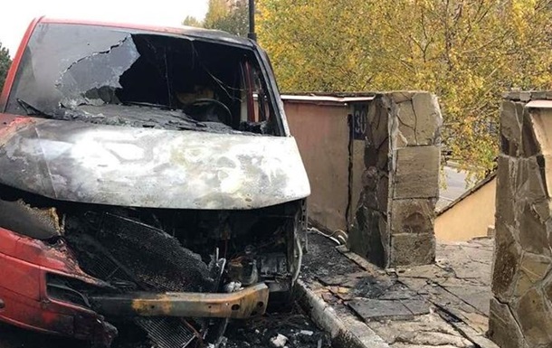 Біля будинку  слуги народу  спалили авто