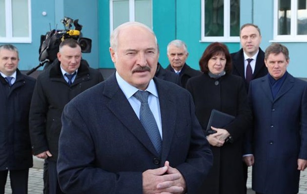 Лукашенко розповів, як  рубає вікна  в різні країни