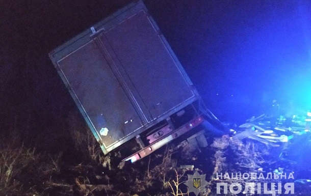 На Полтавщині двоє людей загинули у ДТП з вантажівкою